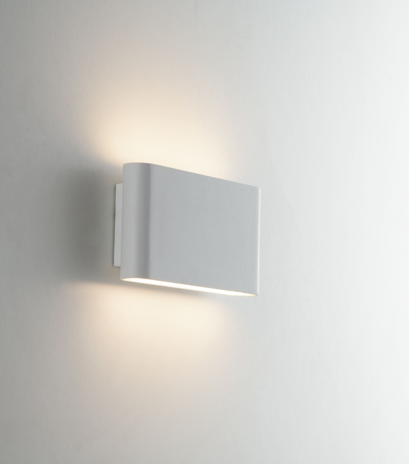 Applique per esterno in alluminio goffrato bianco led integrato con regolazione luce 3000-4000°k IP54 2x5W 1100 lumen collezione GAMMA