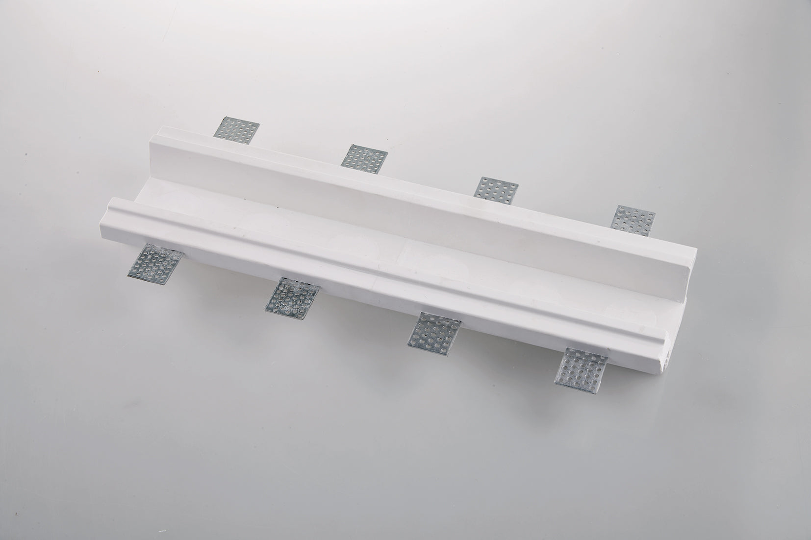 Sistema componibile da incasso in gesso verniciabile da integrare nel cartongesso per dare omogeneità tra soffitto e corpo illuminante collezione SKILIFT  liscio o con luce Portalampada GU10 inclusi