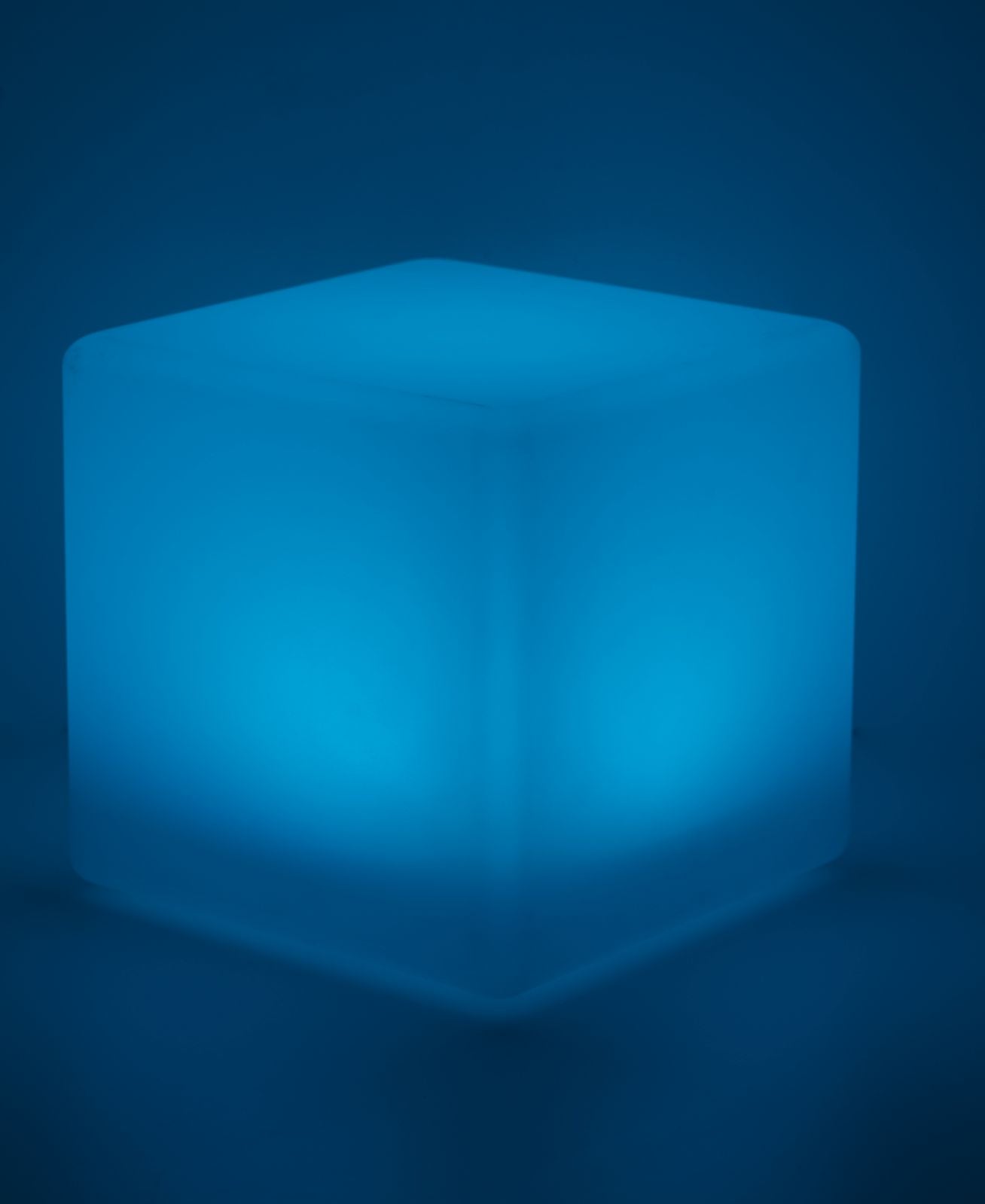 Cubo per esterno IP65 led RGB+W con telecomando varie dimensioni in polietilene GECO CUBO