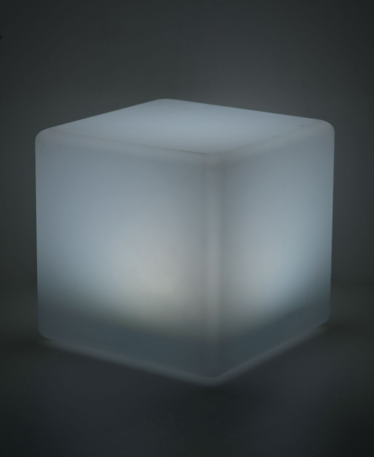 Cubo per esterno IP65 led RGB+W con telecomando varie dimensioni in polietilene GECO CUBO