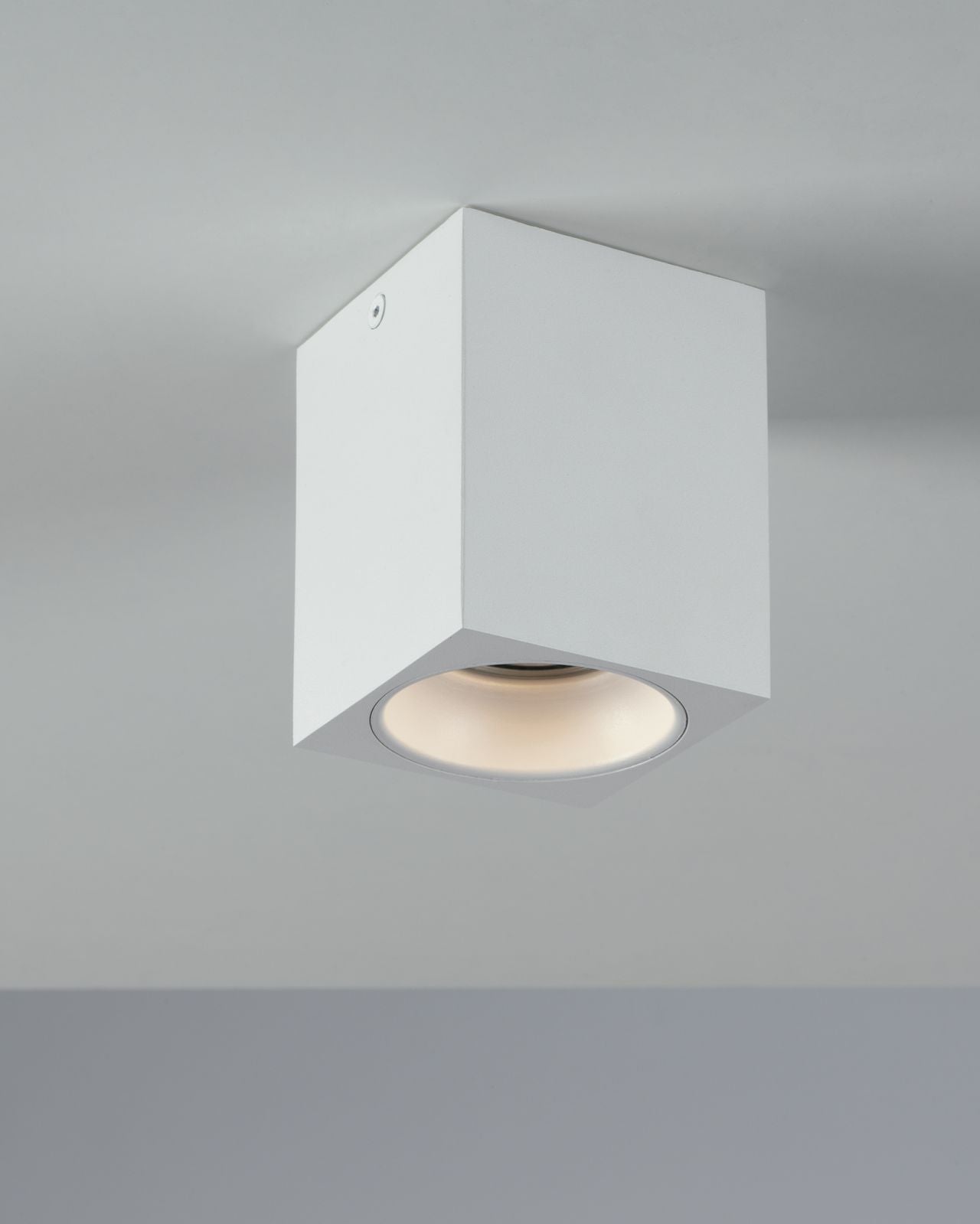 Plafoniera con struttura in alluminio bianco o nero opaco, cubo o cilindro lampada GU10 non inclusa collezione TOWN