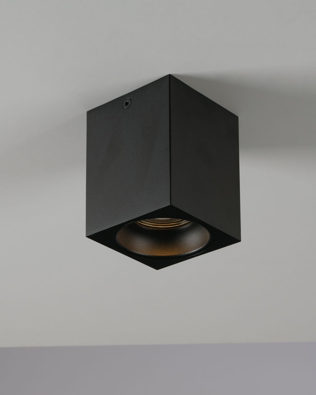 Plafoniera con struttura in alluminio bianco o nero opaco, cubo o cilindro lampada GU10 non inclusa collezione TOWN