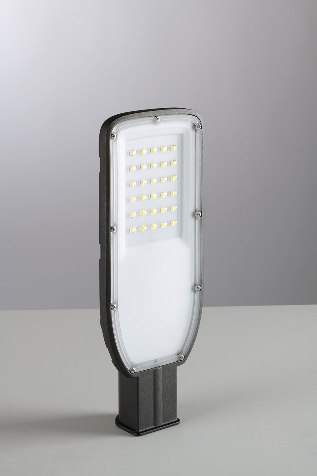 Faro stradale IP65 in alluminio e diffusore con lenti in materiale autoestinguente , antiurto e anti-UV led luce 4000°k HIGHWAY