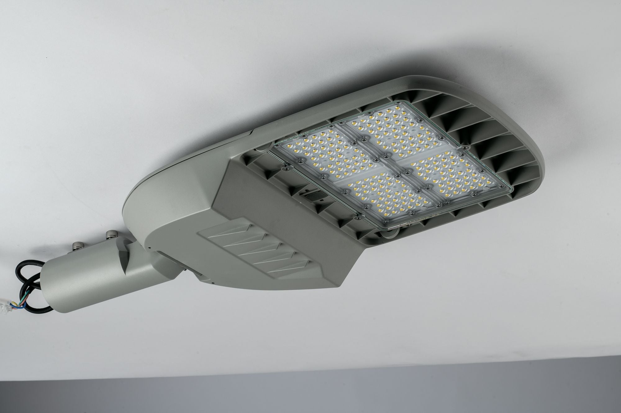 Faro stradale per esterno IP65 in alluminio con lenti in materiale autoestinguente , antiurto e anti-UV led 100W 15500LM 4000°k con CREPUSCOLARE STREETWAY